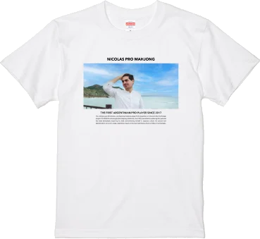 ニコラス氏の写真をプリントした白いTシャツ